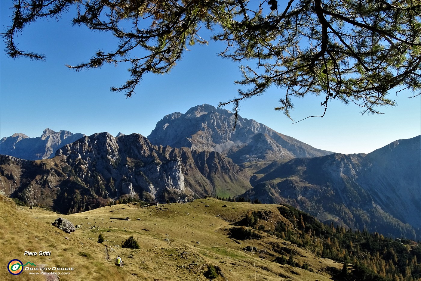 80 Vista su Baita di Monte Campo ed in Arera.JPG